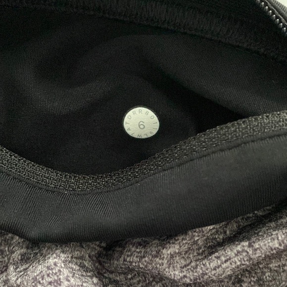 Lululemon low rise speed up short - Picture 4 of 4